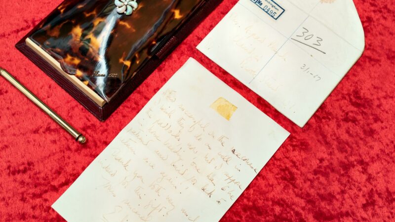 Eppli auctions handwritten letter by Queen Elizabeth II