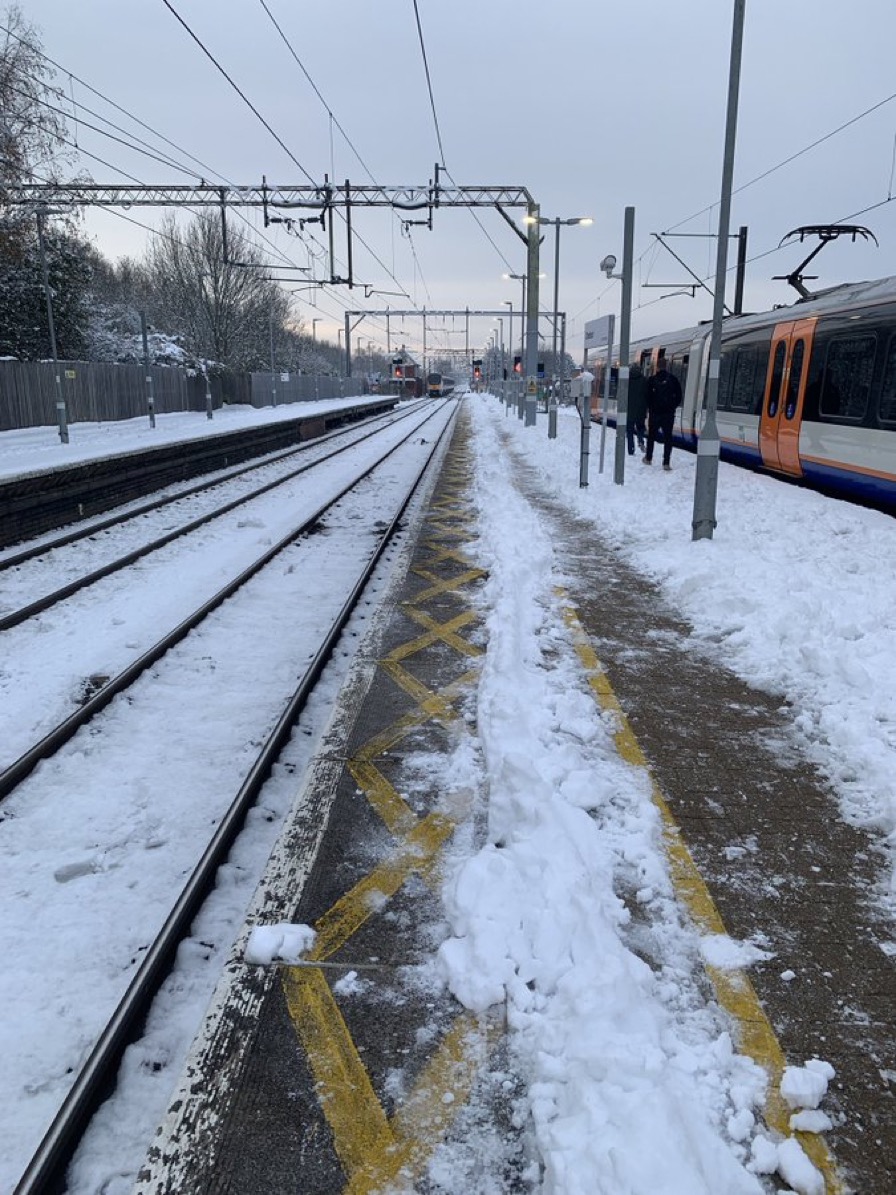 New Footfall data shows impact of Train Strikes on London Retail with 19% drop in Shoppers