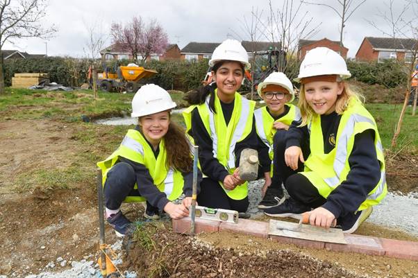 BUDDING HELPERS JOIN LEICESTERSHIRE HOMEBUILDER TO CONSTRUCT SENSORY GARDEN