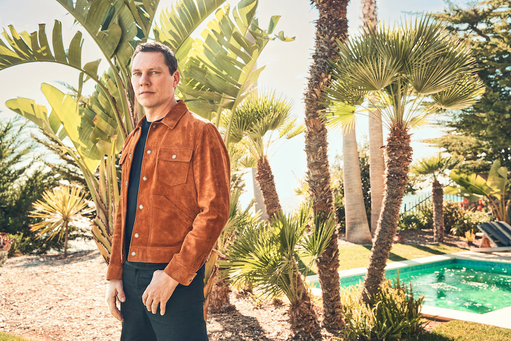 Tiësto remixes Becky Hill’s “Disconnect” – collaboration with Chase & Status