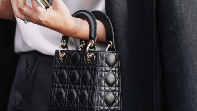 The handbag styles that can balance your face shape and frame