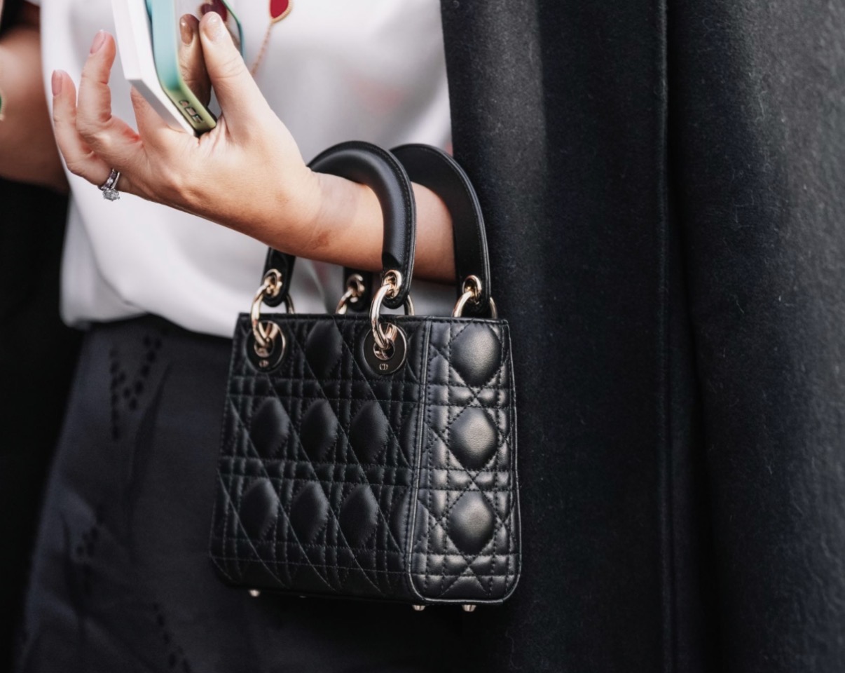The handbag styles that can balance your face shape and frame