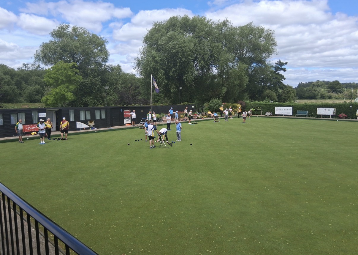Taylor Wimpey sponsors Evesham Bowling Club